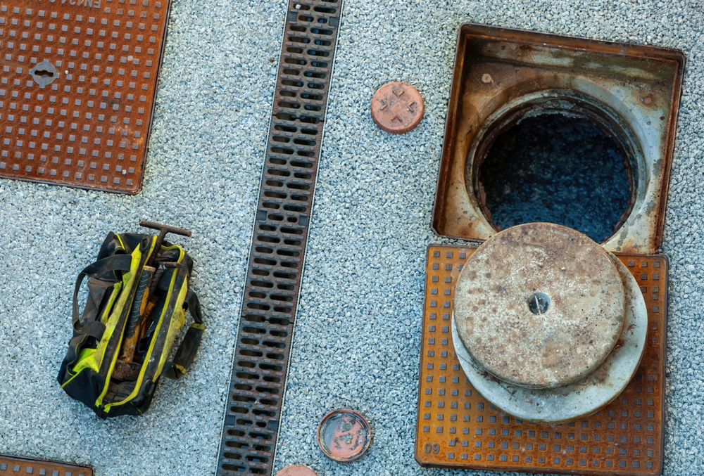 Homeowner discussing drain cleaning services with a plumber in Chillicothe, OH