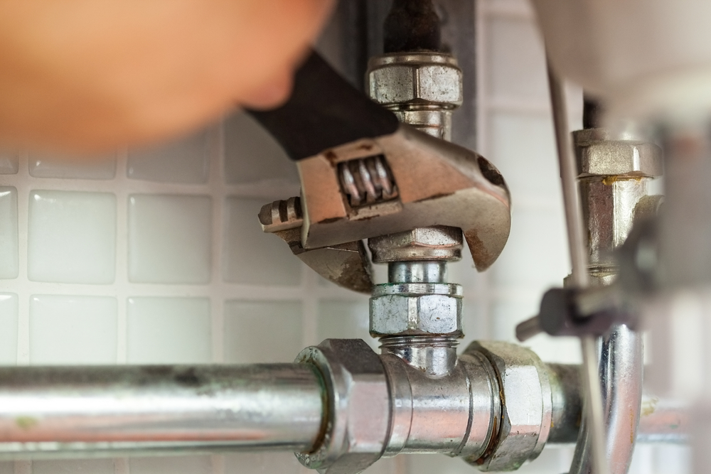 Homeowner choosing the right plumber in Cincinnati, OH